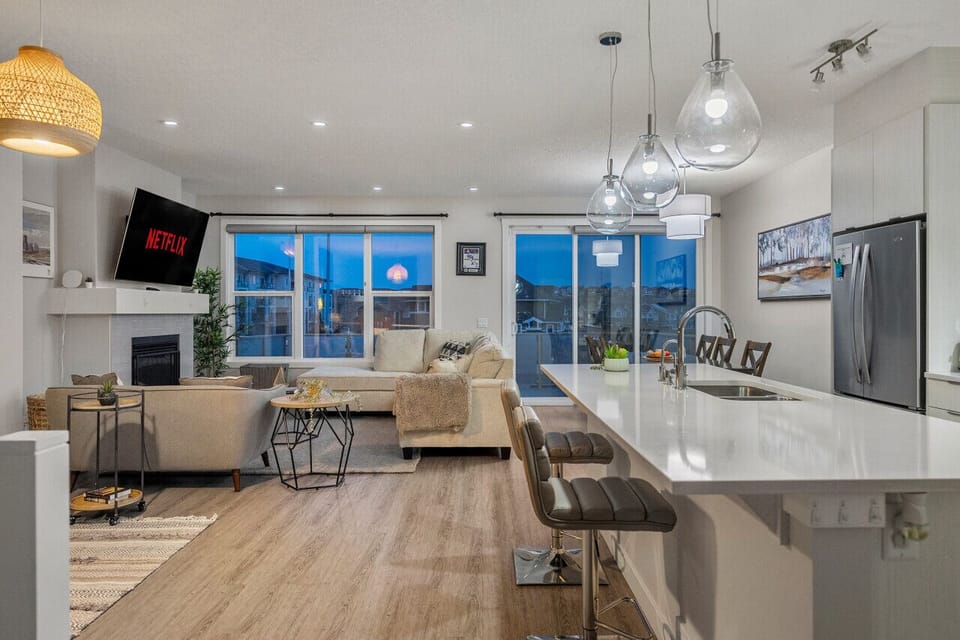 Cozy, luxurious & modern living room with a placce for everyone to connect, 65` Smart TV with Netflix shows, movies and more!
