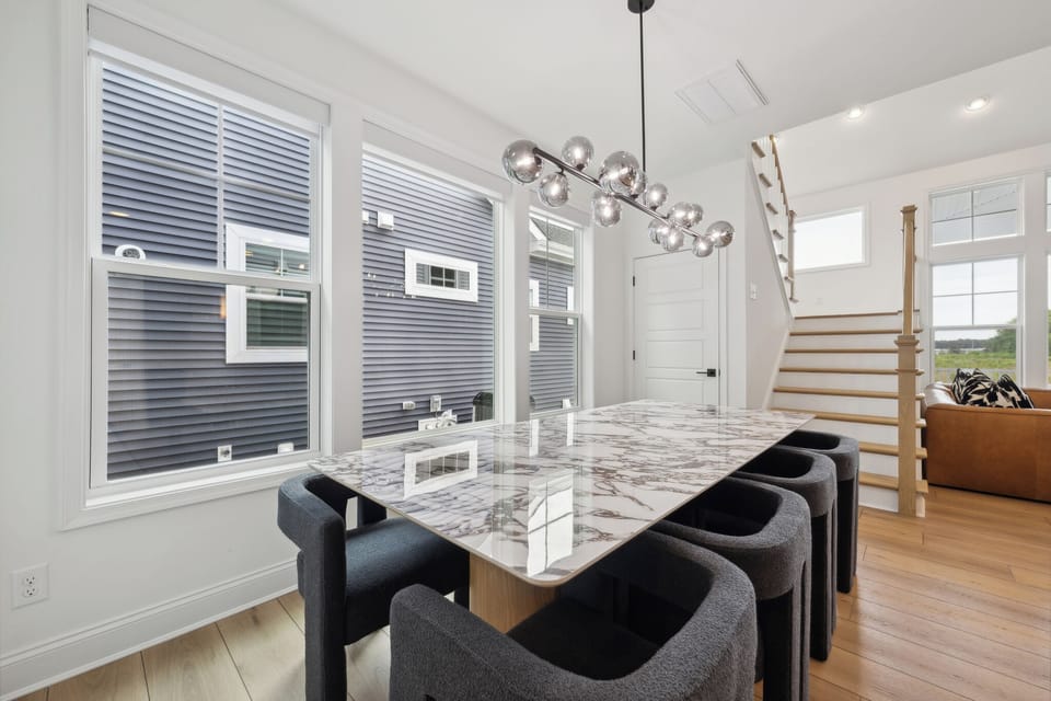 Dining room (seats 8)