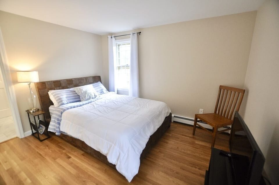 Upstairs Queen w/ En Suite 
