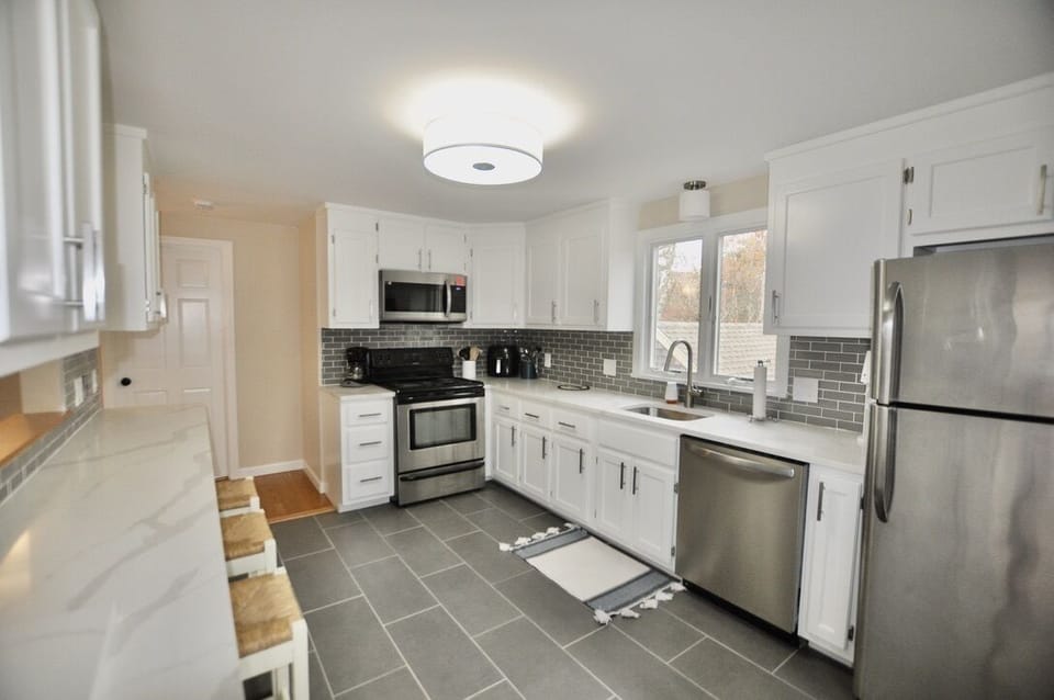 Fully equipped kitchen with barstools 