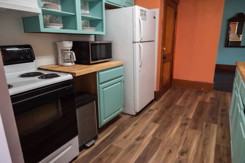 The kitchen features full sized appliances and refrigerator