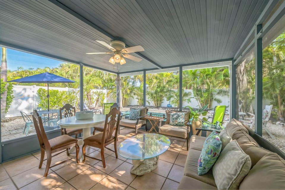 204 Peacock Ln Holmes Beach FL 34217 USA Dining room MCP3442