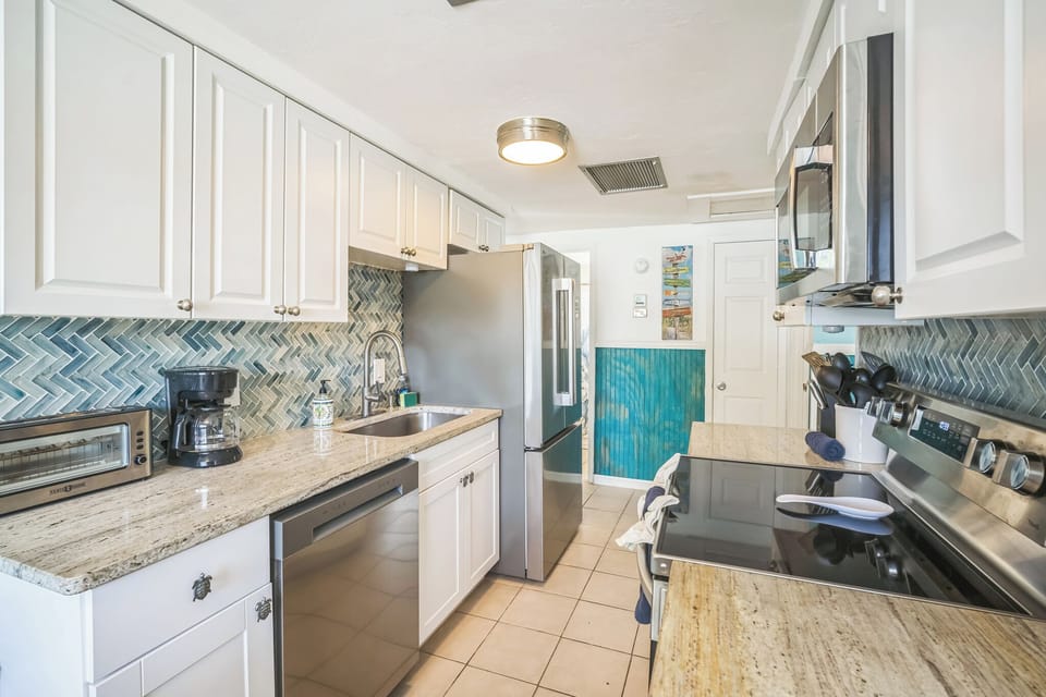 204 Peacock Ln Holmes Beach FL 34217 USA Kitchen DSC04580