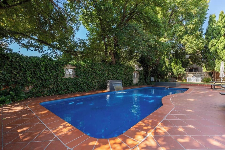 Take a dip in the building's sparkling shared pool—perfect for those travelling in the summertime. 

Please note the pool is only available in the summer and closed during the cooler months.