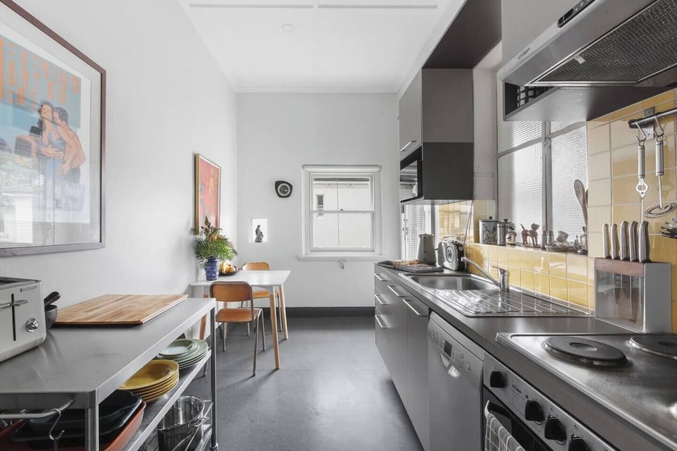 ‎There is a small table in the kitchen area, which can be used for meals at home or a dedicated workspace for those needing to catch up on a spot of work. 