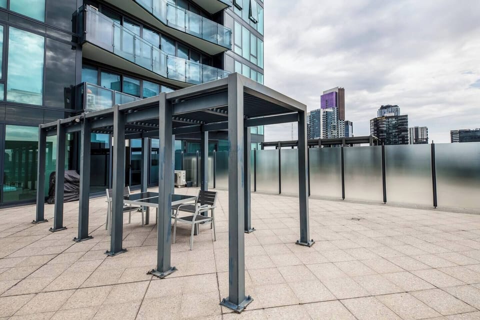 Dine al fresco on the huge private outdoor terrace while enjoying stunning views overlooking the Southbank precinct