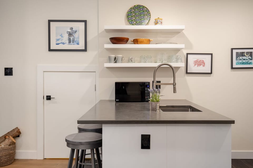 Fully equipped kitchen with breakfast bar