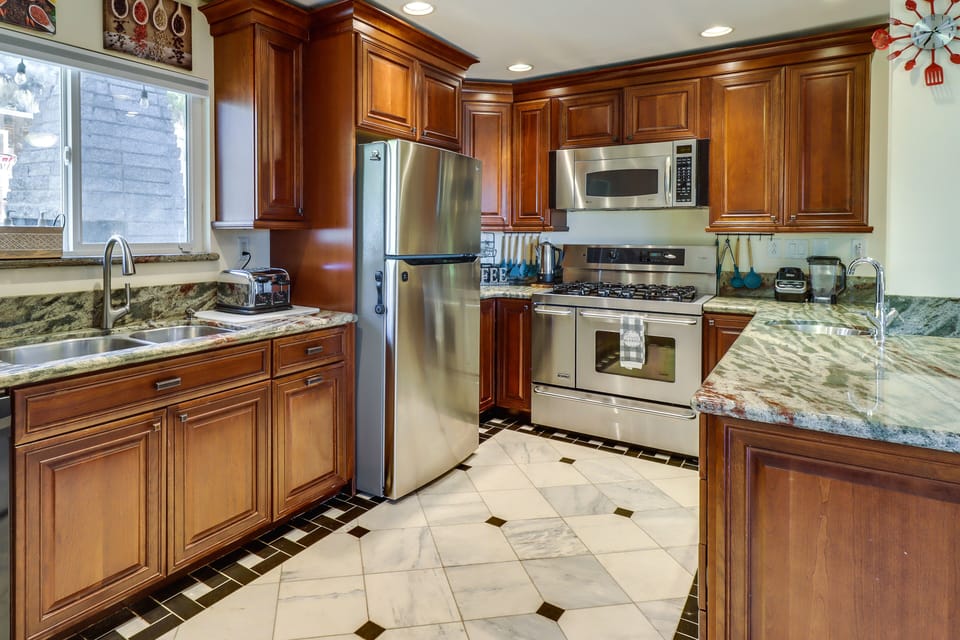 Kitchen | Cooking Basics | Coffee Maker | Paper Towels/Trash Bags Provided