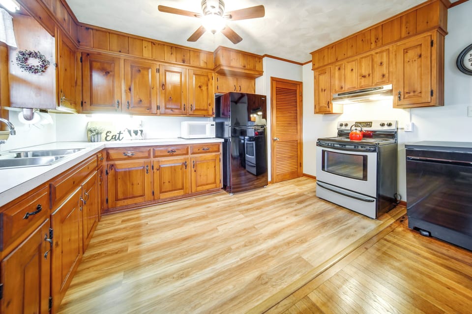 Kitchen | Cooking Basics | Coffee Maker | Paper Towels/Trash Bags Provided
