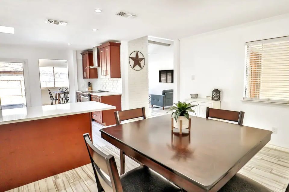 Kitchen eating area.