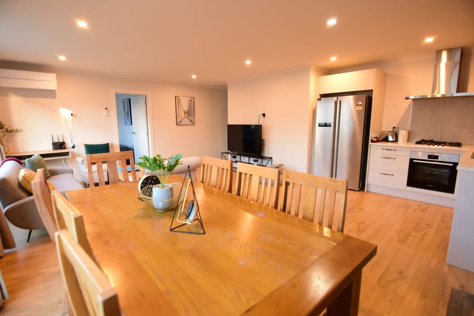 Alpine Star B dining area