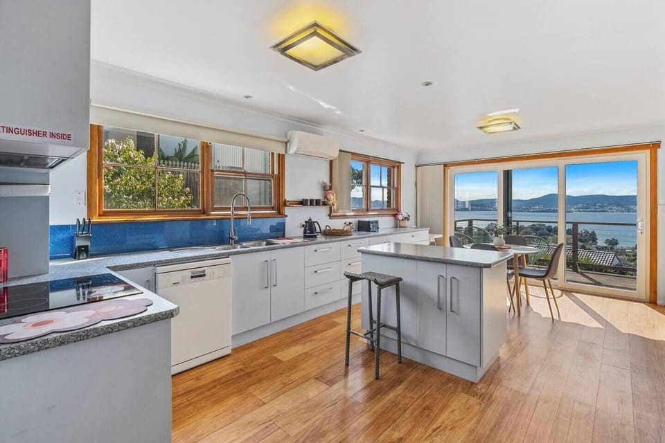 Cook up a storm in the modern kitchen equipped with all the essentials including a cosy dining table and island space for easy preparation. 