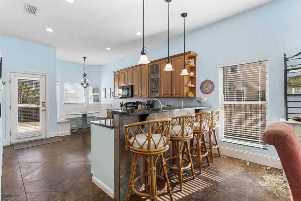 Kitchen with Breakfast Bar