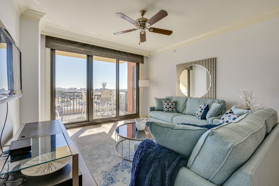 Living Room | 2 Queen Sleeper Sofas | Free WiFi | Central A/C | Smart TV