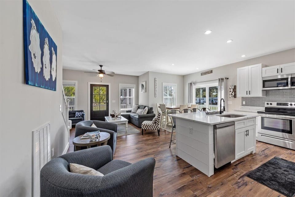 This gorgeous Home is in the perfect Mid-Island Location.