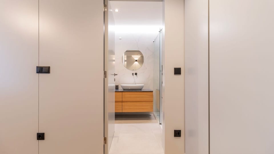 Discover a tranquil bathroom space featuring contemporary design and a spacious walk-in shower for a refreshing start or end to your day.
#ModernBathroom #WalkInShower #LovelyStay