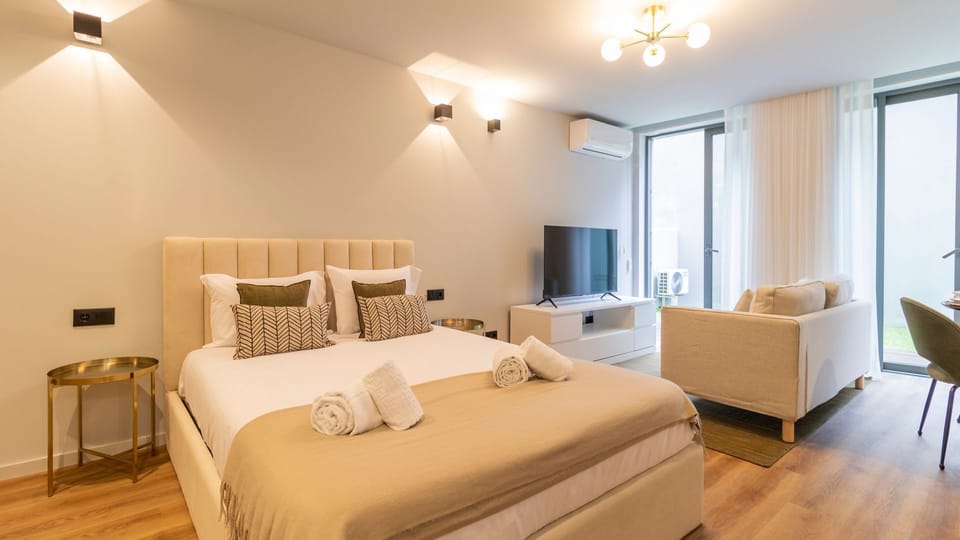 Relax in this stylish studio, featuring a comfy bed, lounge area, and direct access to your private outdoor retreat.
#StudioApartment #PatioAccess #LovelyStay