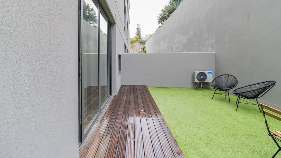A private outdoor space with artificial grass and a wooden deck awaits, perfect for a quiet morning coffee or evening relaxation.
#Backyard #OutdoorSeating #LovelyStay