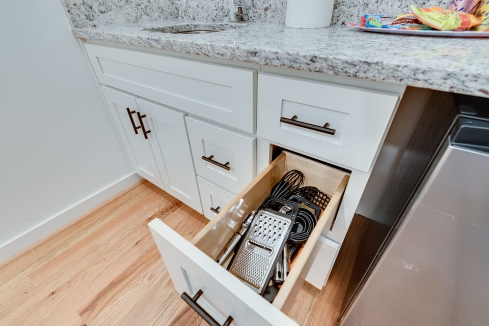 Kitchenette equipped for your need to cook and eat