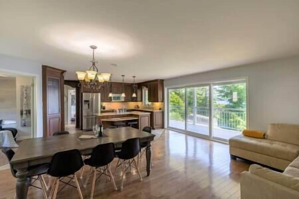 Dining room and kitchen (3)