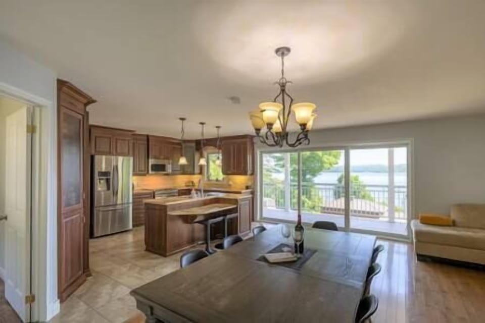Dining room and kitchen (1)