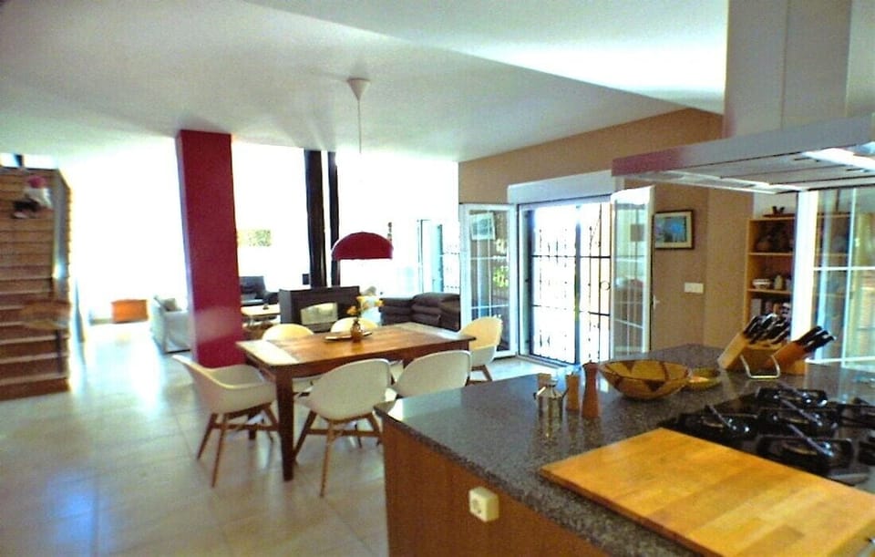 flow through space of kitchen, dining room and sitting room