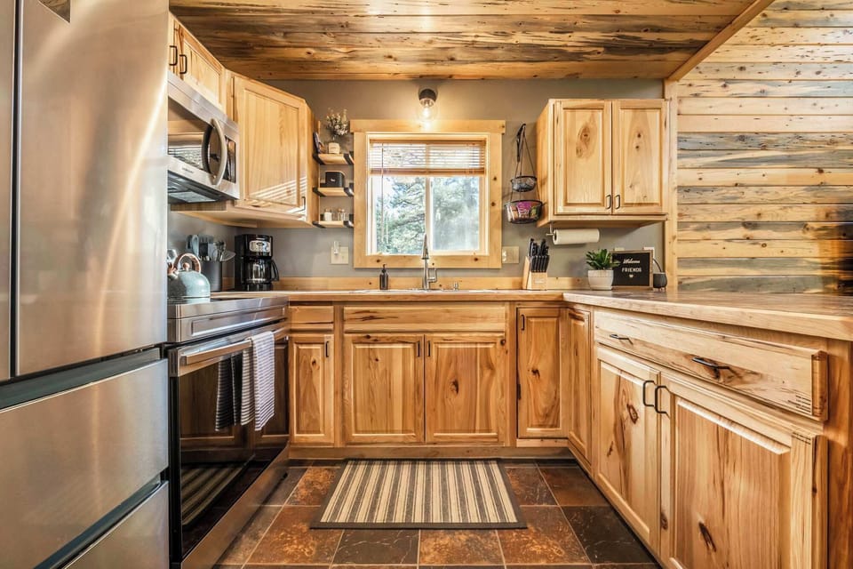The kitchen has a fridge, electric range & oven, microwave, toaster, blender, mixer, rice cooker, waffle maker, drip coffee maker, French press, stovetop espresso maker, milk frother, & we provide coffee, tea, creamer, sugar, & sugar-free sweetener.