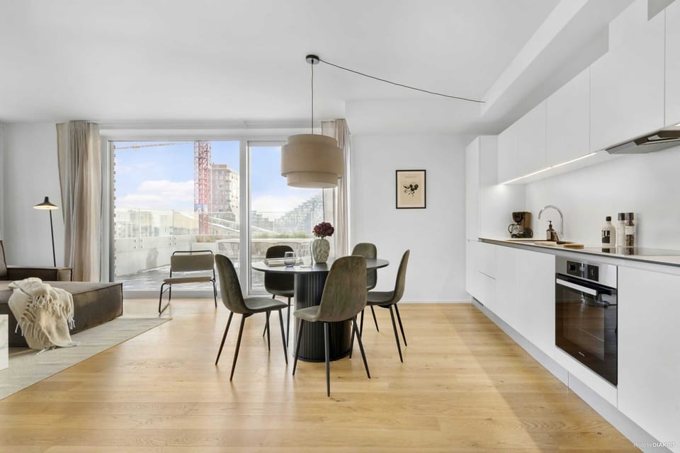 Dining area with 6 spaces total