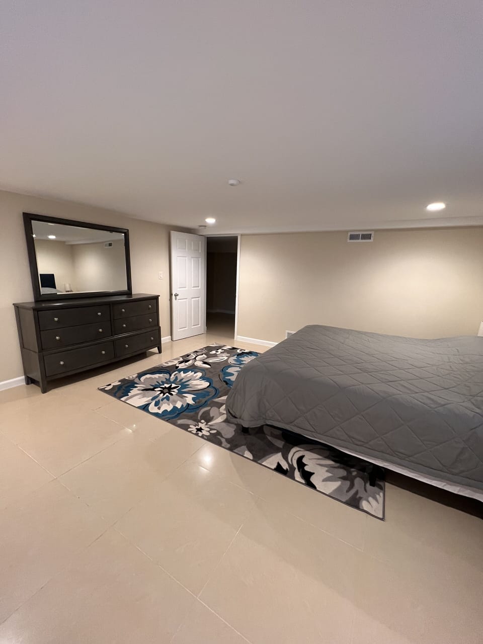 King size bedroom