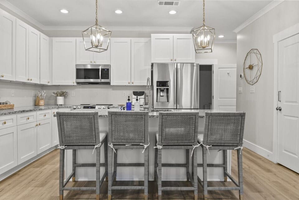 Kitchen with Island & Seating for 4