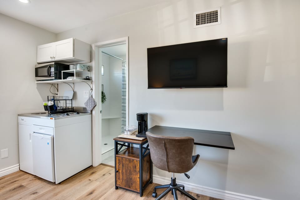 Desk | Smart TV