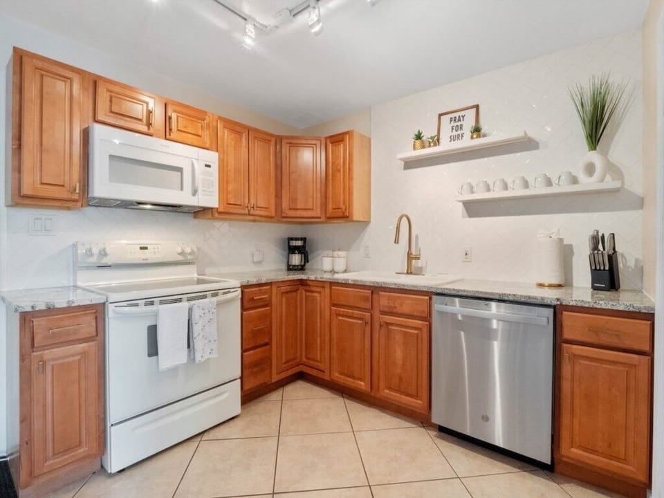 Full kitchen, cooker, dishwasher, microwave and fridge freezer. Coffee maker, cutlery, cooking utensils also provided. 