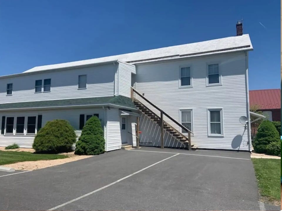 outside and steps to enter 2nd floor apartment