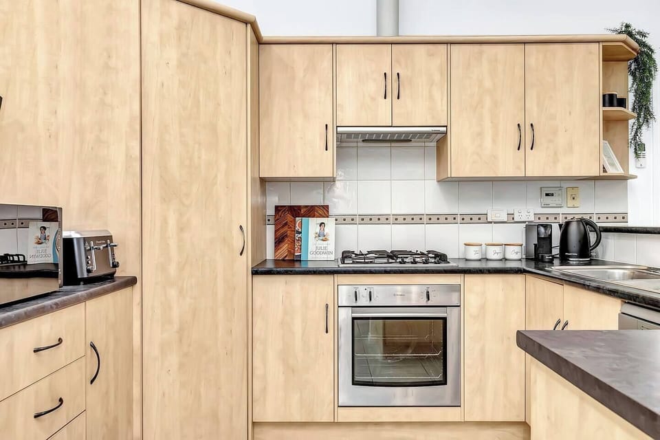 The kitchen comes well equipped for meals at home and you’ll find popular cafes and restaurants a short stroll away.
 
