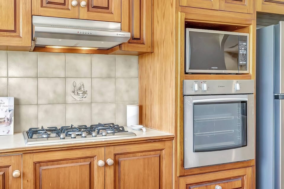  The country style kitchen comes fully equipped for meals at home, allowing guests to make the most of the region’s notable produce.
