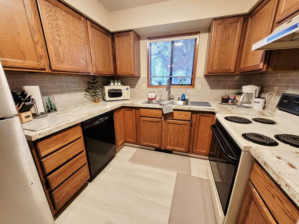 plenty of cupboard space for your groceries in this kitchen 