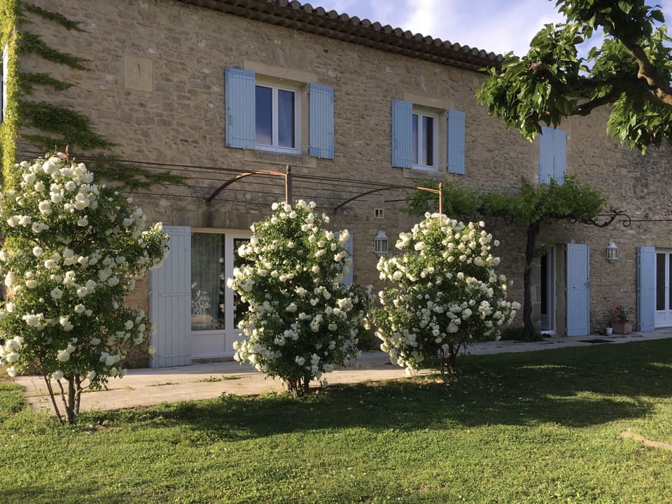 LAGNES vacation rental, Provençal farmhouse for rent with all comfort, facade for 9 people. Online reservation with Plaisirs & Maisons de Provence
