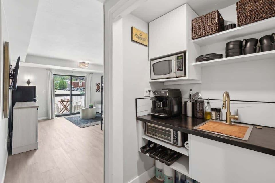 Kitchenette with Essentials (Automatic Coffee Machine - Ninja Oven - Microwave  ++)
