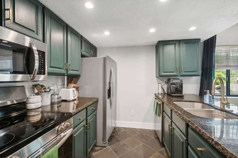 Kitchen with all the Essentials (Including Automatic Coffee Machine + Free Coffee)