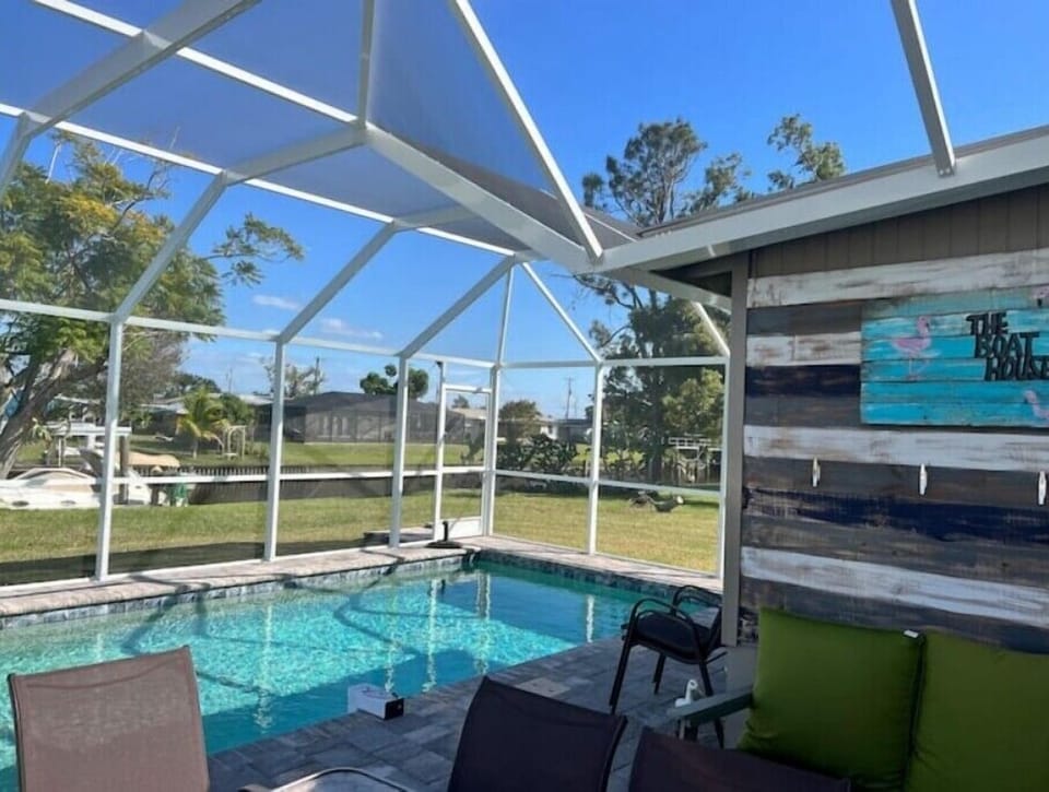 Pool with sitting area