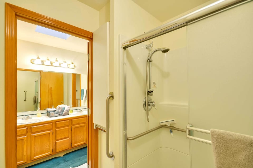 Full Bathroom | Hair Dryer | Grab Rails