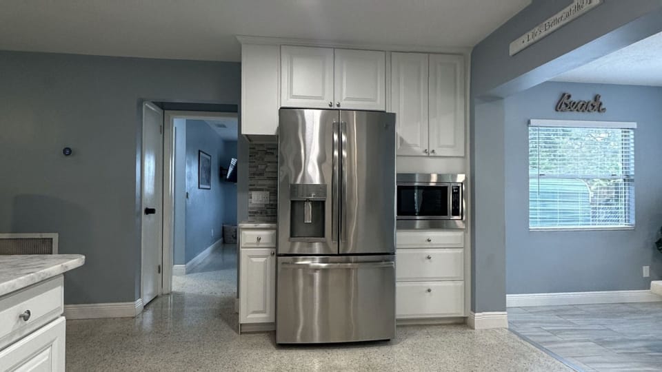 Kitchen area: central island with 4 bar stools,Refrigerator,stove,oven&many more