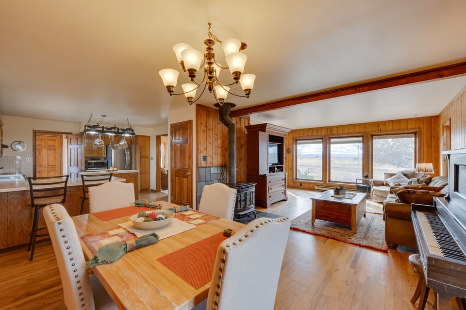 Living Room | Free WiFi | Electric Heating | No A/C | Smart TV