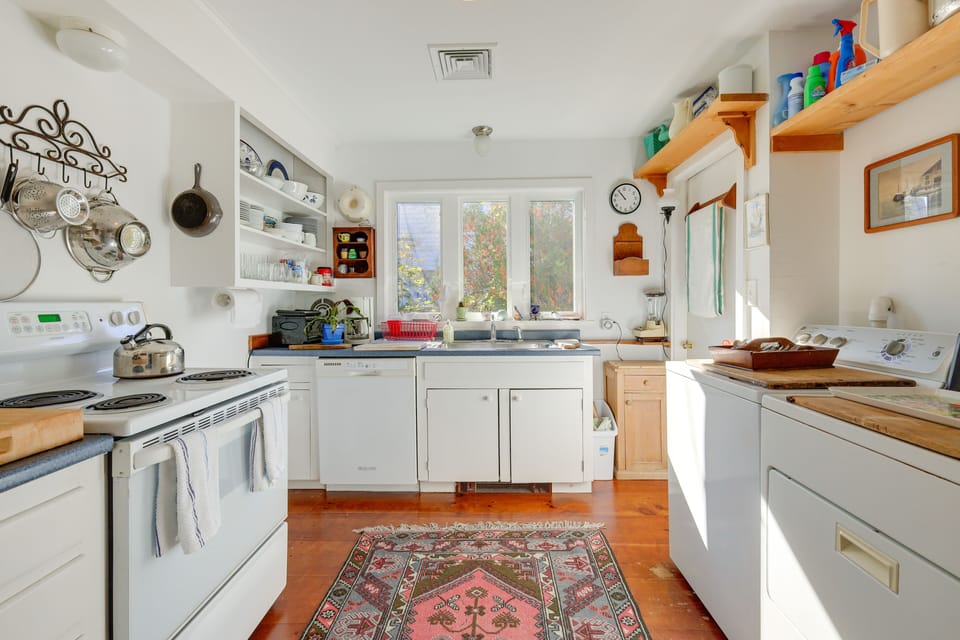 Kitchen | Cooking Basics Supplied | In-Unit Laundry