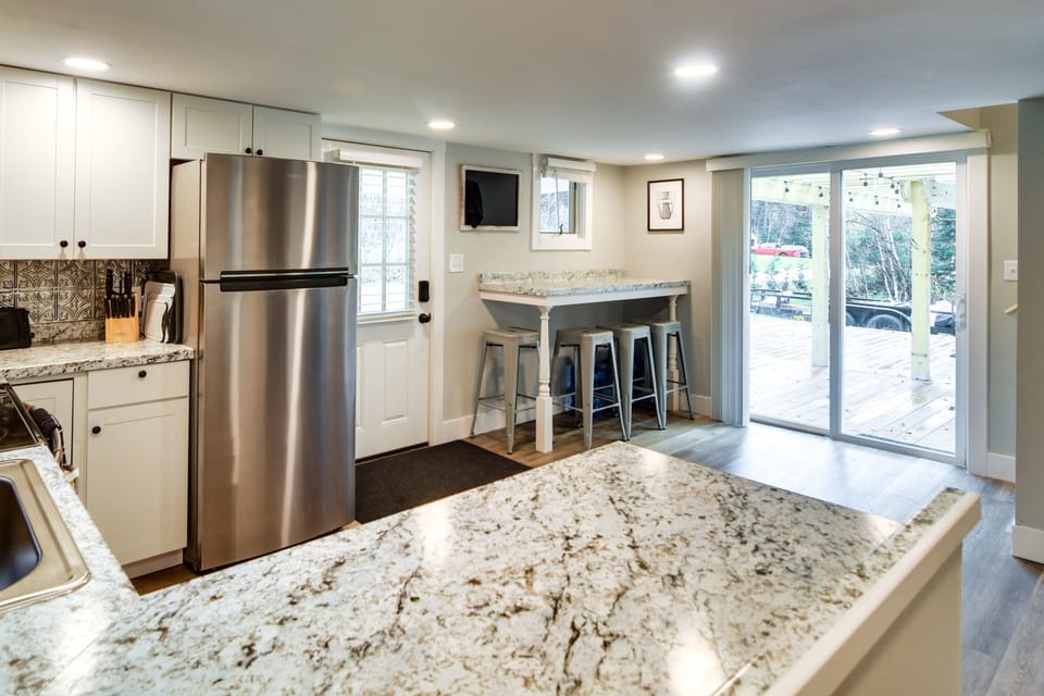 Kitchen | Cooking Basics Supplied | In-Unit Laundry