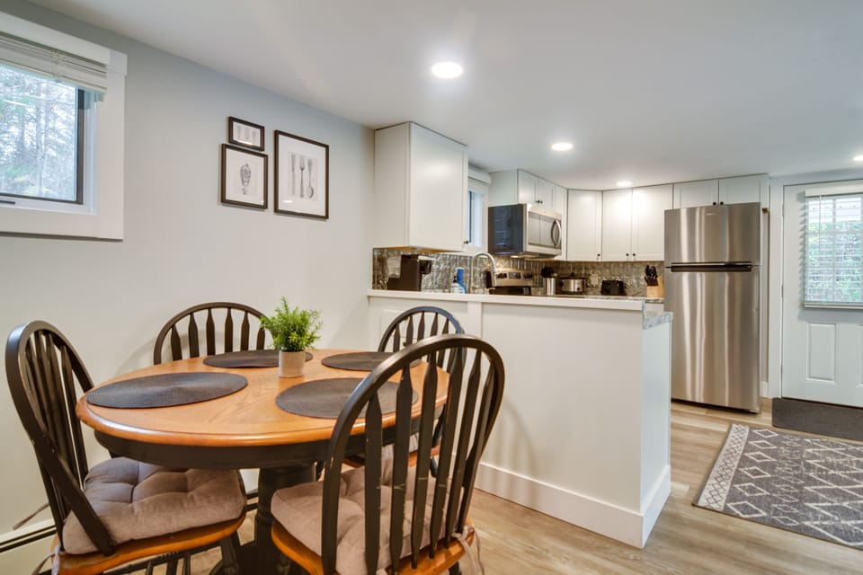Dining Area | Dishware & Flatware Provided