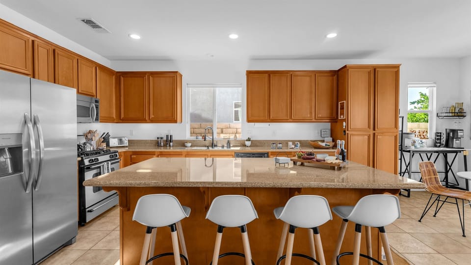 🍽️ Chef’s Kitchen  Spacious kitchen with granite countertops, stainless