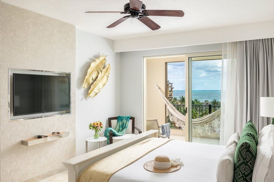stylish and comfy king size bedroom 