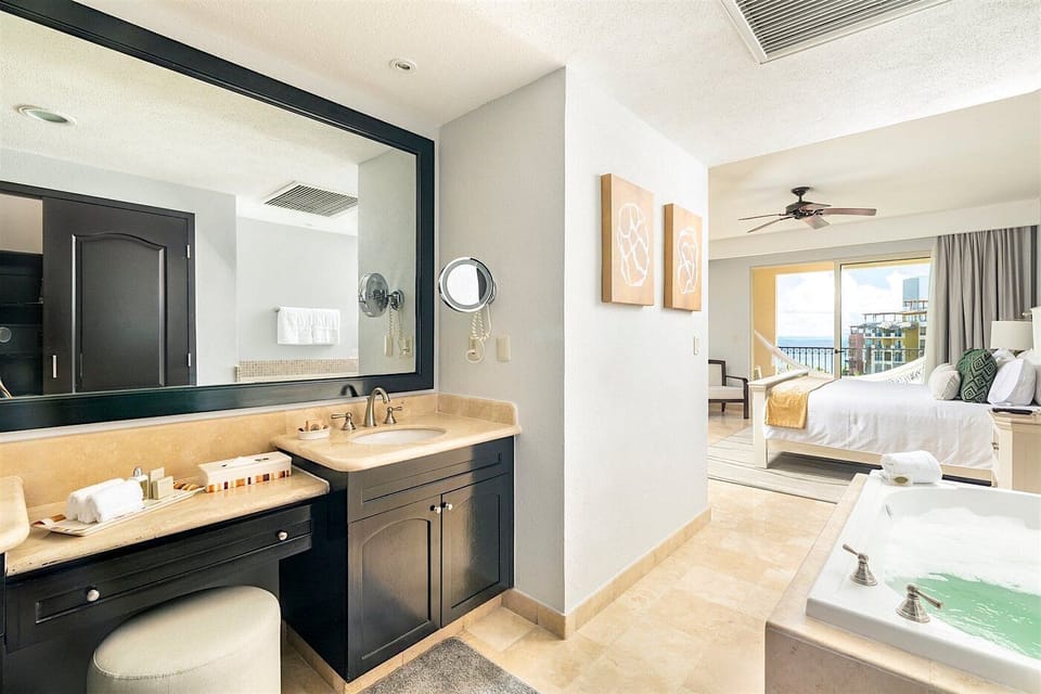 beautiful bathroom with jacuzzi 
