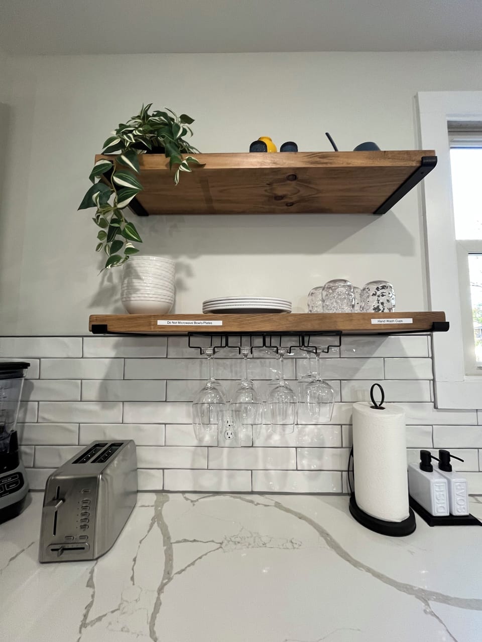 Kitchen Accessories - wine glasses, toaster oven and blender